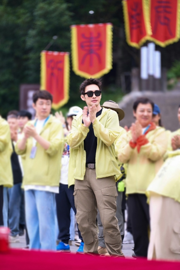 【51吃瓜 今日吃瓜 黑臉不打烊】【光亮藝評】《不巴結(jié)的勇氣》評分高開低走，職場劇還需更接地氣