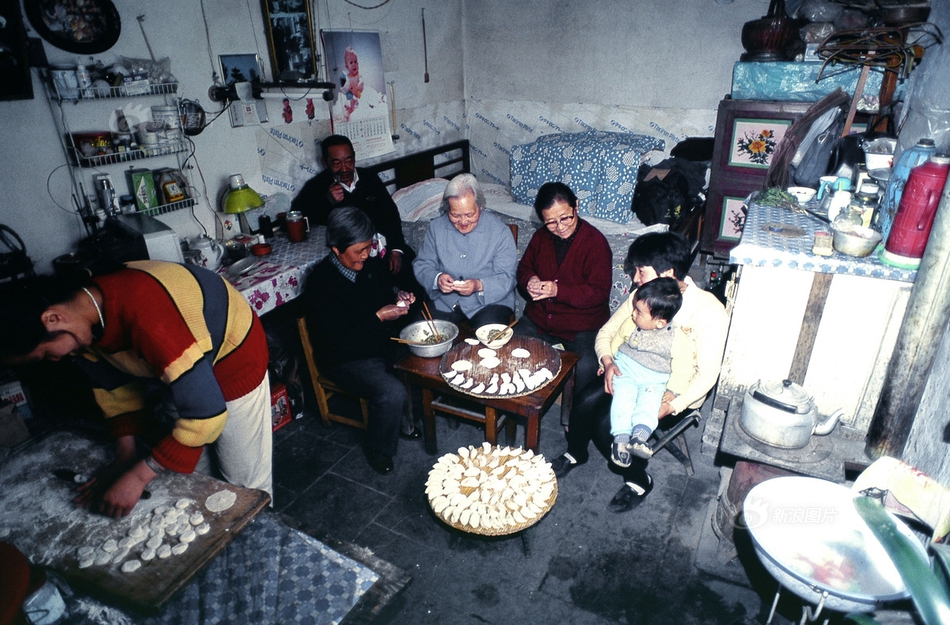 90歲的老人在海邊摔倒 幸運的是，警民共同幫助
