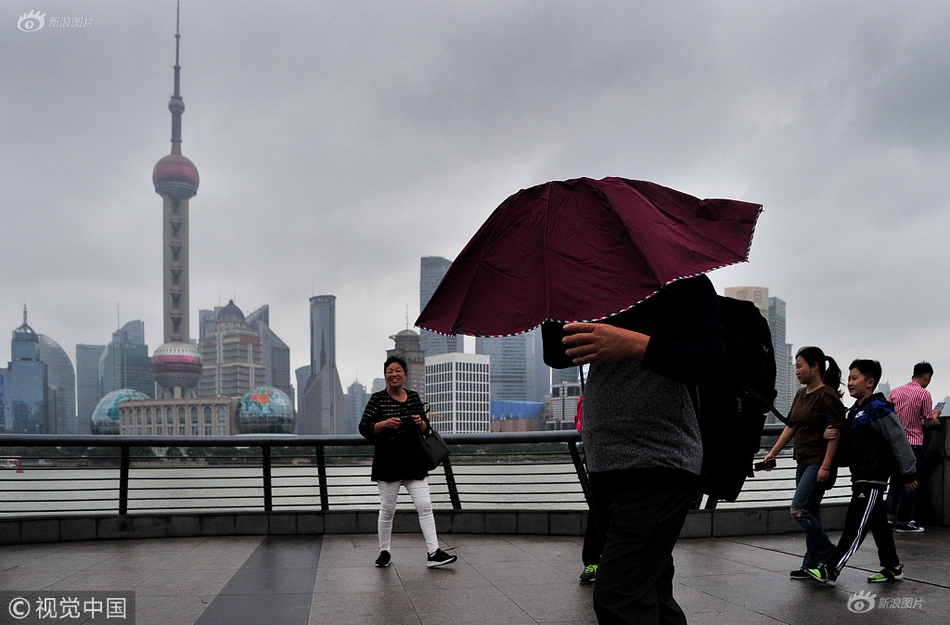 石獅：市民雨天騎車(chē)摔倒 公交司機(jī)和乘客暖心相助