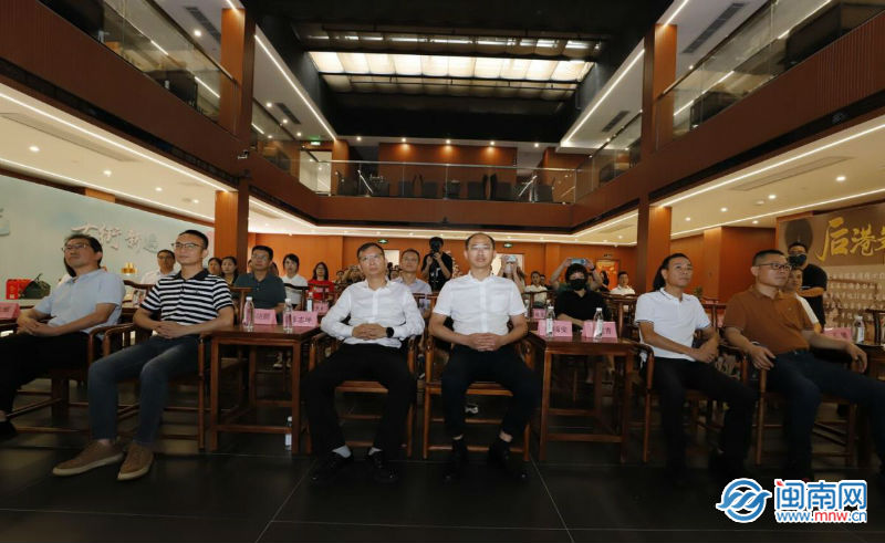 【穿書七十年代吃瓜群眾的自我修養(yǎng)】跨境稅費(fèi)服務(wù)化春風(fēng) 護(hù)航穗企揚(yáng)帆“一帶一路”